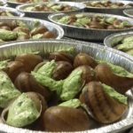 Assiette de 12 escargots en coquille au beurre ail-persil